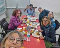 guest-having-lunch-