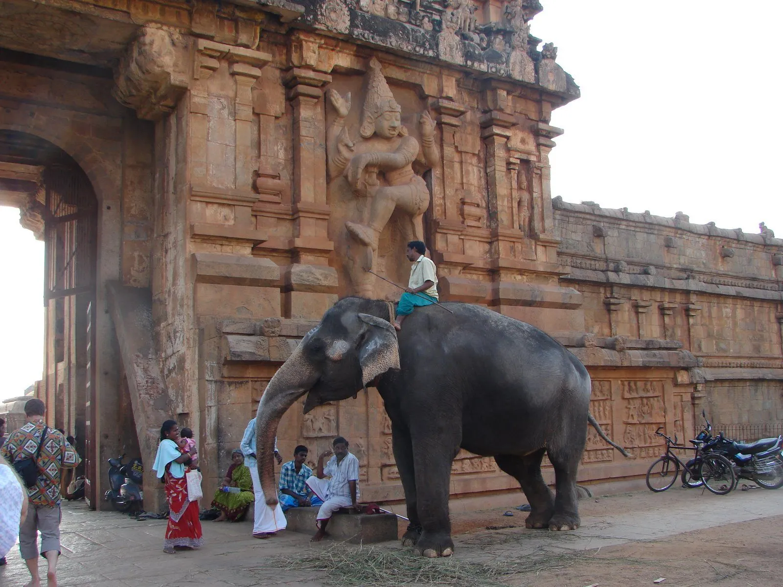Thanjavur-Outside-Brihadishwara-Temple